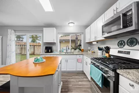 Kitchen - 306 Calvin St, Taft, CA 93268 photo 4 of 4