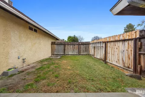 Exterior - 306 Calvin St, Taft, CA 93268 photo 7 of 8