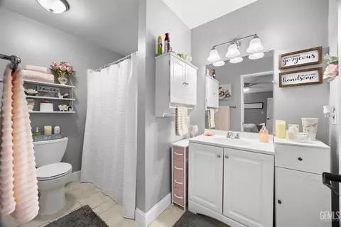 Bath - 306 Calvin St, Taft, CA 93268 photo 1 of 3
