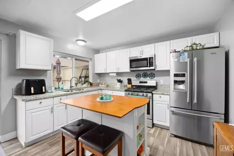 Kitchen - 306 Calvin St, Taft, CA 93268 photo 2 of 4