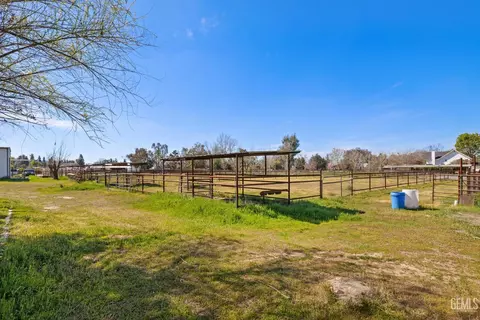 Exterior - 1649 Rodriguez Rd, Bakersfield, CA 93314 photo 2 of 2