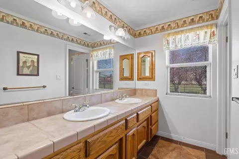 Bath - 1649 Rodriguez Rd, Bakersfield, CA 93314 photo 3 of 3