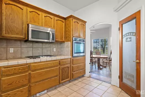 Kitchen - 1649 Rodriguez Rd, Bakersfield, CA 93314 photo 2 of 3