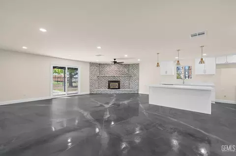 Living - 9303 E Wilson Rd, Bakersfield, CA 93307 photo 2 of 5