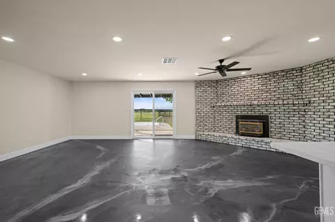 Living - 9303 E Wilson Rd, Bakersfield, CA 93307 photo 1 of 5
