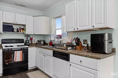 Kitchen - 713 Philippine St, Taft, CA 93268 photo 2 of 4