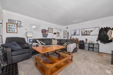 Living - 713 Philippine St, Taft, CA 93268 photo 3 of 4