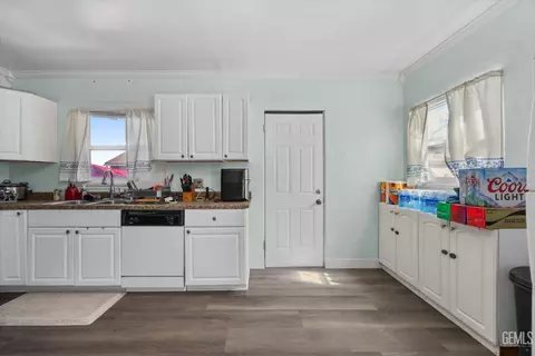 Kitchen - 713 Philippine St, Taft, CA 93268 photo 1 of 4