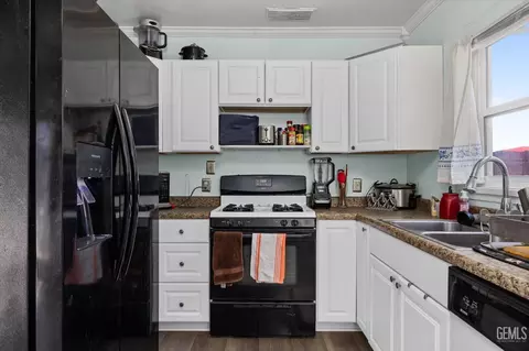 Kitchen - 713 Philippine St, Taft, CA 93268 photo 3 of 4