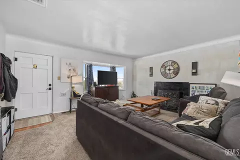 Living - 713 Philippine St, Taft, CA 93268 photo 2 of 4