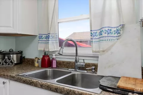 Kitchen - 713 Philippine St, Taft, CA 93268 photo 4 of 4