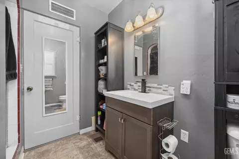 Bath - 713 Philippine St, Taft, CA 93268 photo 1 of 1