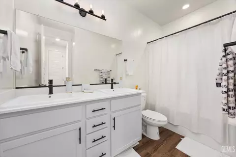 Bath - 6603 Wind Wolfs Ln, Bakersfield, CA 93313 photo 1 of 2