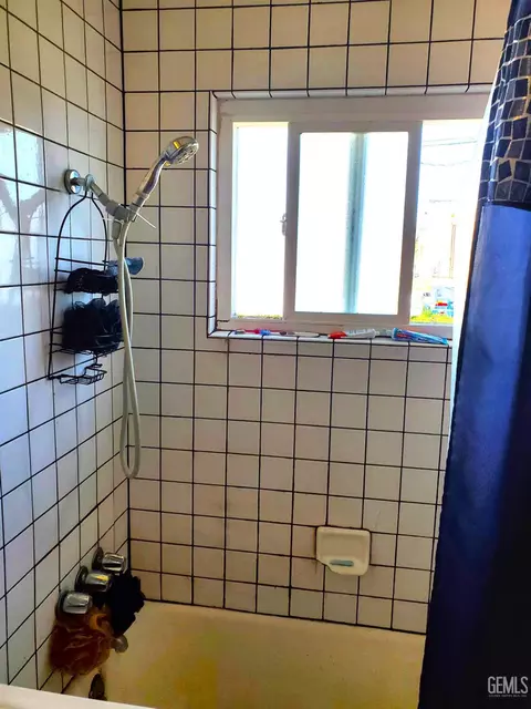 Bath - 312 Trinity Ave, Bakersfield, CA 93307 photo 1 of 2