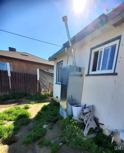 Exterior - 312 Trinity Ave, Bakersfield, CA 93307 photo 2 of 2