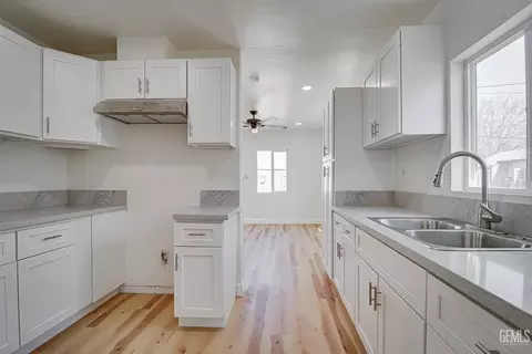 Kitchen - 188 W 2nd St, Buttonwillow, CA 93206 photo 2 of 3