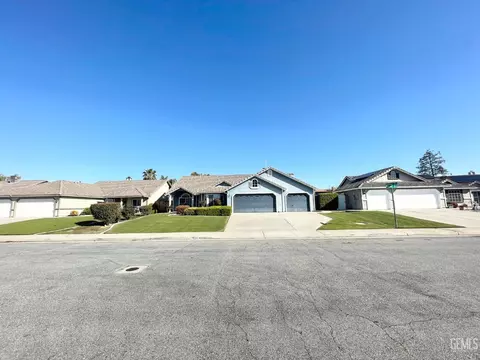 9800 Iroquois Ln, Bakersfield, CA 93312