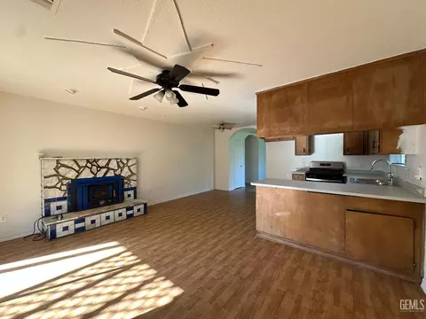 Living - 3024 Penny Ln, Modesto, CA 95354 photo 3 of 4