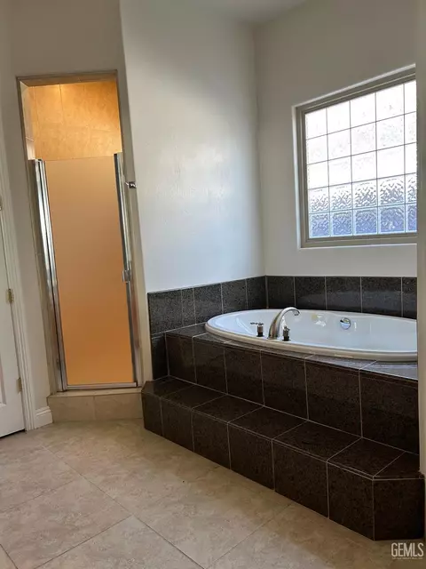 Bath - 11013 Efada Dr, Bakersfield, CA 93312 photo 2 of 6