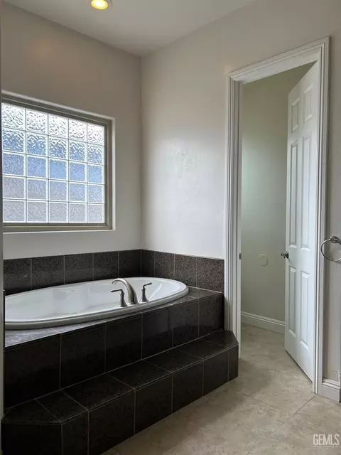 Bath - 11013 Efada Dr, Bakersfield, CA 93312 photo 5 of 6