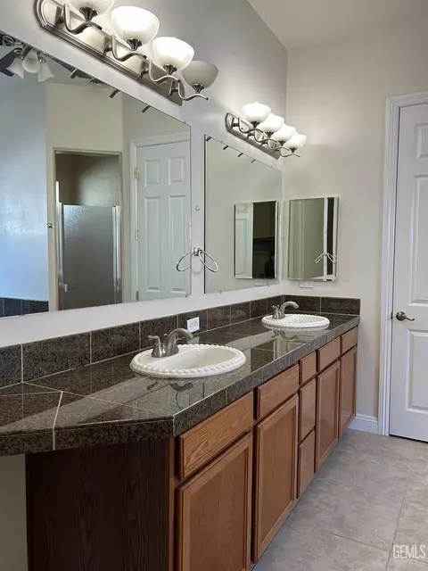 Bath - 11013 Efada Dr, Bakersfield, CA 93312 photo 1 of 6
