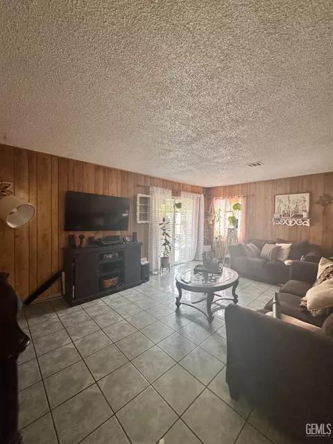 339 Rosalee Ave, Shafter, CA 93263 photo 2