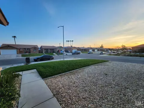 208 Bautista Ct, Arvin, CA 93203 photo 4