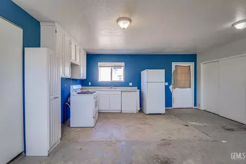 Kitchen - 425 Milo Ave, Buttonwillow, CA 93206 photo 4 of 4