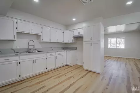 Kitchen - 425 Milo Ave, Buttonwillow, CA 93206 photo 3 of 4