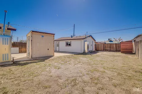 Exterior - 425 Milo Ave, Buttonwillow, CA 93206 photo 3 of 5