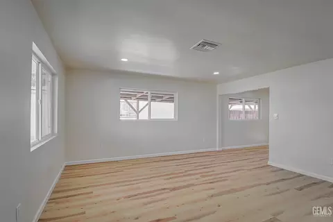 Living - 425 Milo Ave, Buttonwillow, CA 93206 photo 3 of 4