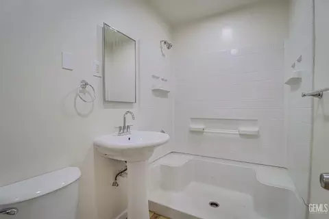 Bath - 425 Milo Ave, Buttonwillow, CA 93206 photo 1 of 2