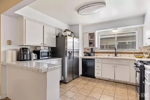 Kitchen - 2601 Eissler Ct, Bakersfield, CA 93306 photo 2 of 7