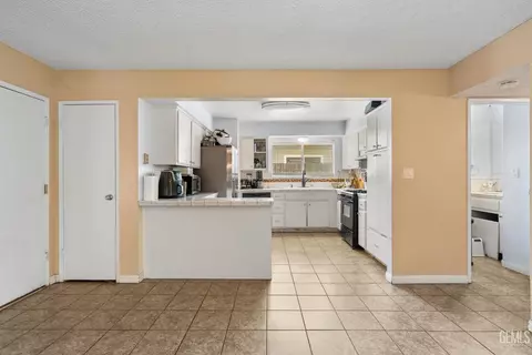 Kitchen - 2601 Eissler Ct, Bakersfield, CA 93306 photo 3 of 7