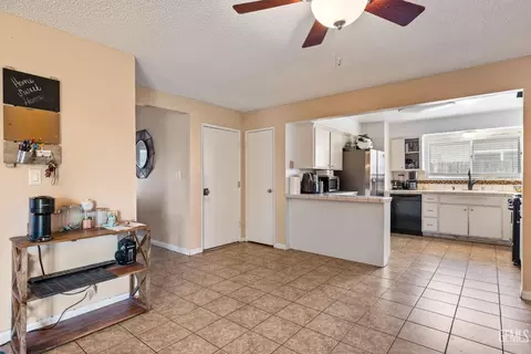 Entry Way - 2601 Eissler Ct, Bakersfield, CA 93306 photo 4 of 5