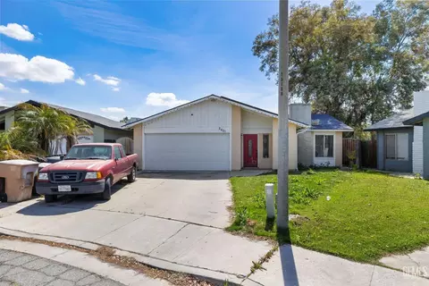 Exterior - 2601 Eissler Ct, Bakersfield, CA 93306 photo 2 of 8