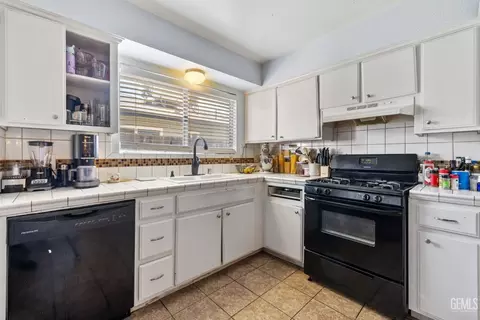 Kitchen - 2601 Eissler Ct, Bakersfield, CA 93306 photo 5 of 7