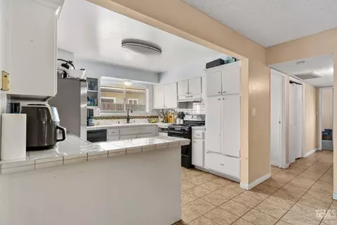 Kitchen - 2601 Eissler Ct, Bakersfield, CA 93306 photo 1 of 7