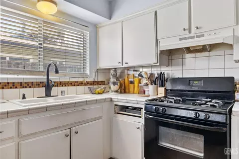 Kitchen - 2601 Eissler Ct, Bakersfield, CA 93306 photo 6 of 7