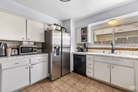 Kitchen - 2601 Eissler Ct, Bakersfield, CA 93306 photo 4 of 7