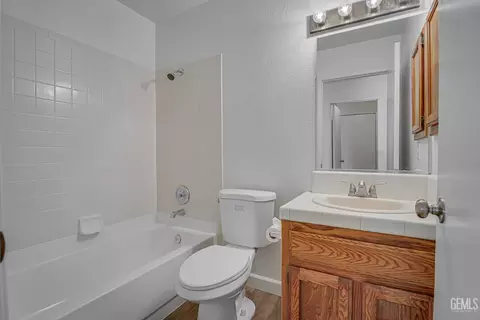 Bath - 4505 Gorbett Ln, Bakersfield, CA 93311 photo 1 of 2