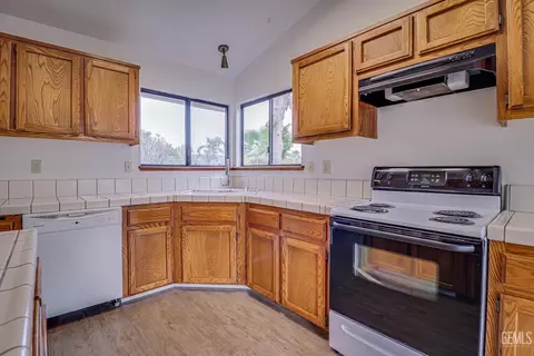 Kitchen - 4505 Gorbett Ln, Bakersfield, CA 93311 photo 2 of 3