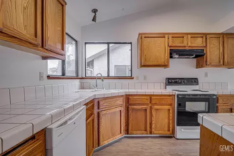 Kitchen - 4505 Gorbett Ln, Bakersfield, CA 93311 photo 3 of 3