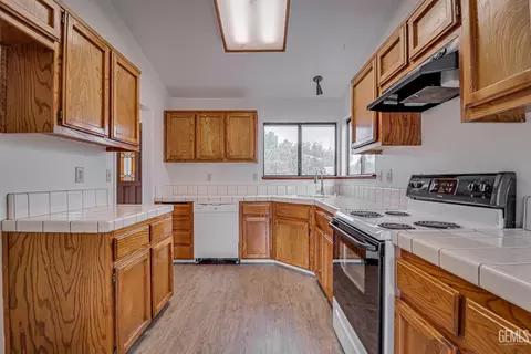 Kitchen - 4505 Gorbett Ln, Bakersfield, CA 93311 photo 1 of 3