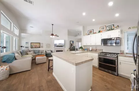 Kitchen - 820 Timberleaf Dr, Bakersfield, CA 93312 photo 1 of 1