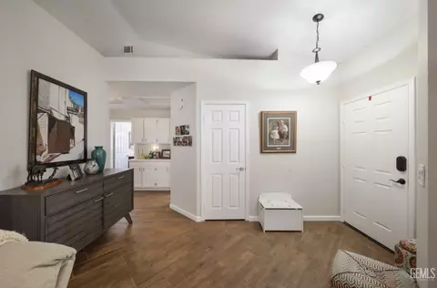 Entry Way - 820 Timberleaf Dr, Bakersfield, CA 93312 photo 3 of 5