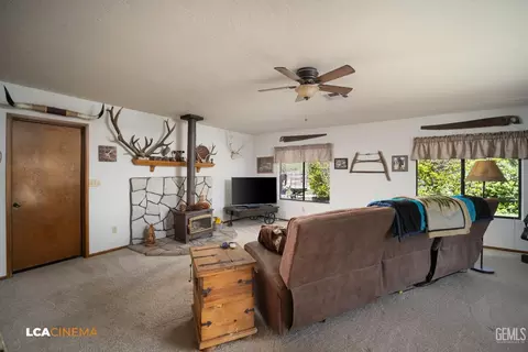 Living - 24100 Rand Ct, Tehachapi, CA 93561 photo 3 of 4