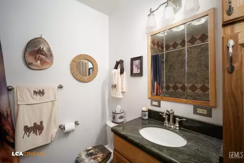 Bath - 24100 Rand Ct, Tehachapi, CA 93561 photo 1 of 2