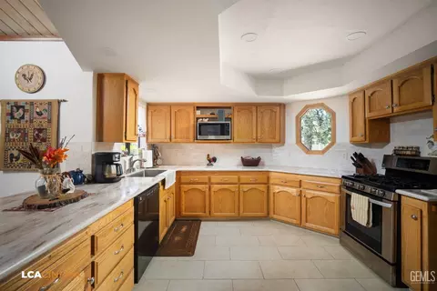 Kitchen - 24100 Rand Ct, Tehachapi, CA 93561 photo 2 of 2