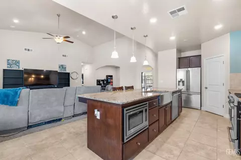 Kitchen - 3813 Timber Shade Way, Shafter, CA 93263 photo 3 of 4